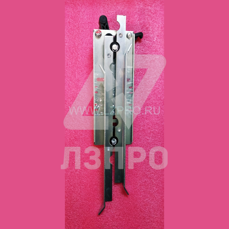Отводка двери кабины левая IRIS ID.305874 DEA3018071 (OTIS60 S1103031B) LG Sigma